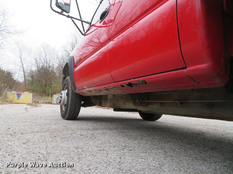 image for item DE5041 2002 Chevrolet Silverado 3500 Ext. Cab flatbed pickup truck