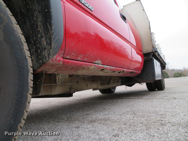 image for item DE5041 2002 Chevrolet Silverado 3500 Ext. Cab flatbed pickup truck