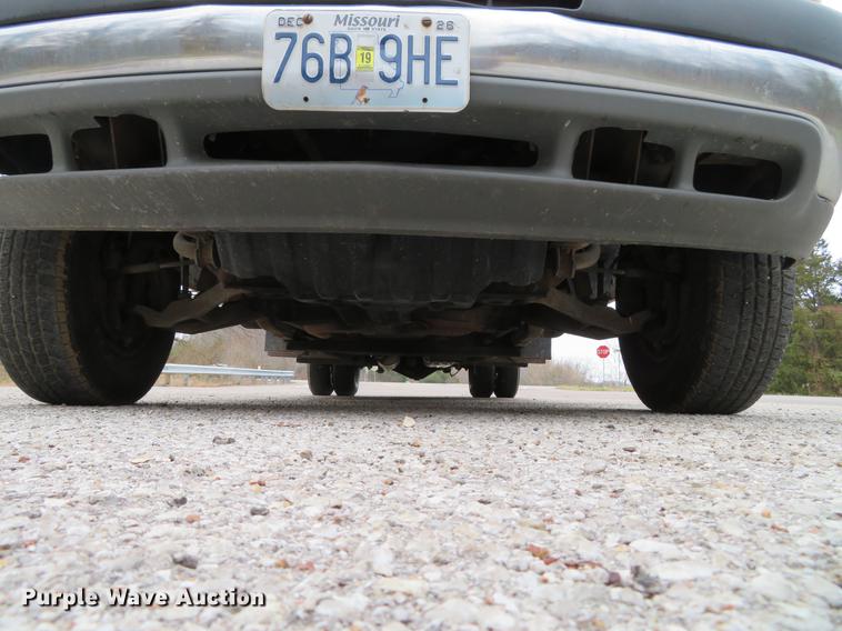 image for item DE5041 2002 Chevrolet Silverado 3500 Ext. Cab flatbed pickup truck