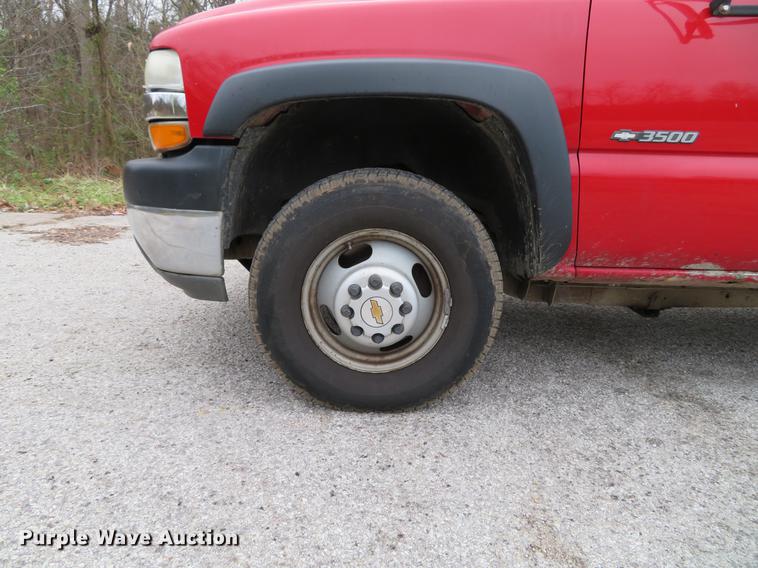 image for item DE5041 2002 Chevrolet Silverado 3500 Ext. Cab flatbed pickup truck