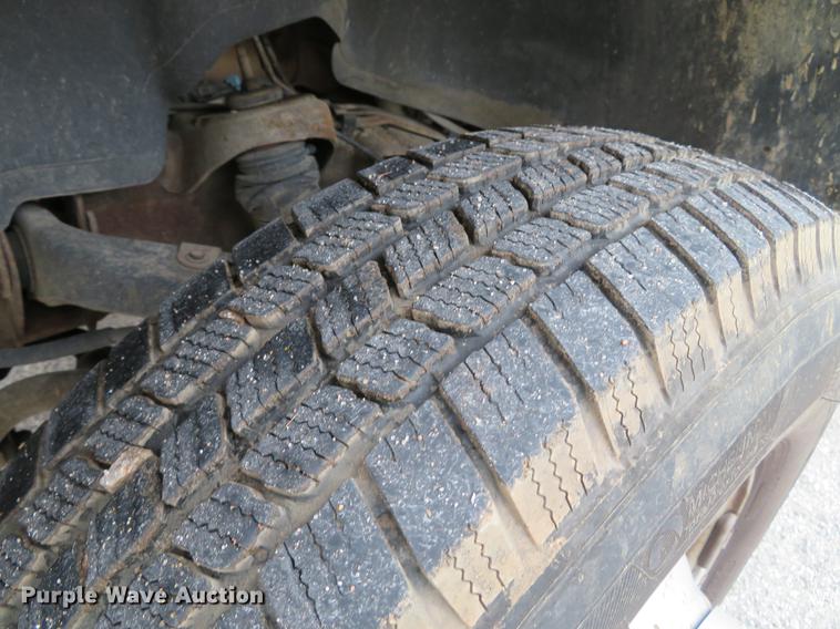 image for item DE5041 2002 Chevrolet Silverado 3500 Ext. Cab flatbed pickup truck