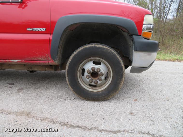 image for item DE5041 2002 Chevrolet Silverado 3500 Ext. Cab flatbed pickup truck