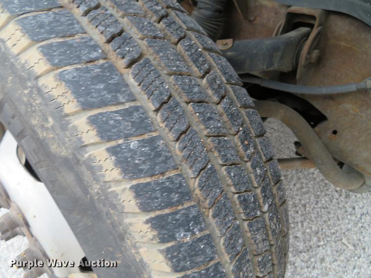 image for item DE5041 2002 Chevrolet Silverado 3500 Ext. Cab flatbed pickup truck