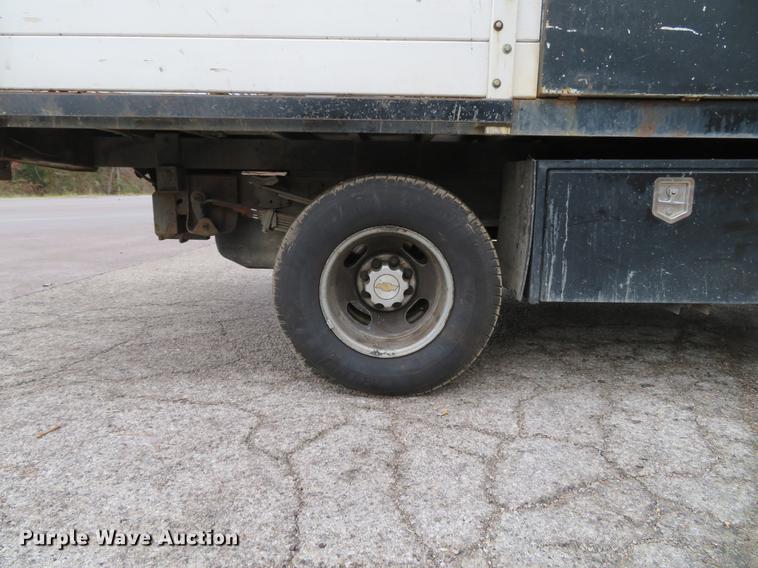 image for item DE5041 2002 Chevrolet Silverado 3500 Ext. Cab flatbed pickup truck