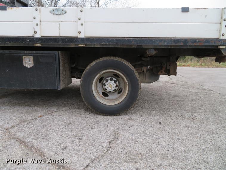 image for item DE5041 2002 Chevrolet Silverado 3500 Ext. Cab flatbed pickup truck