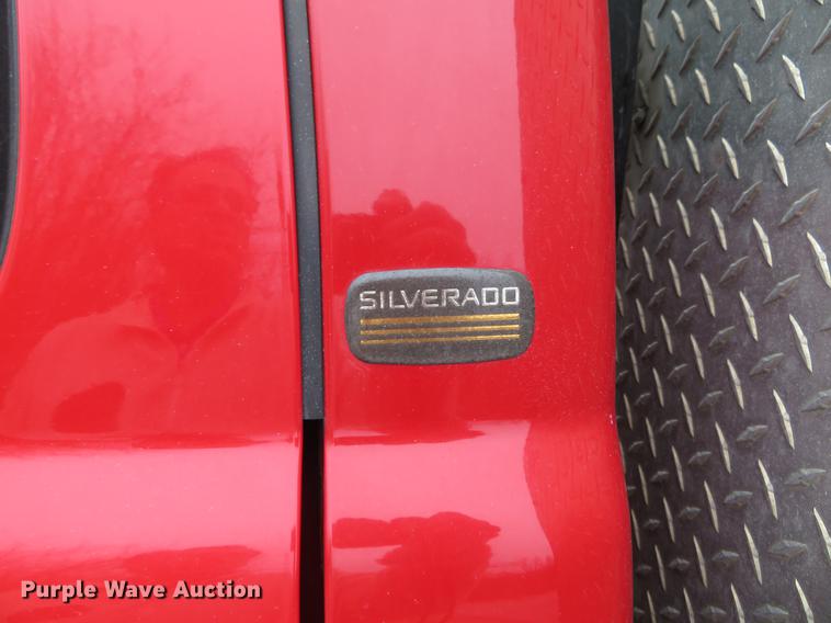 image for item DE5041 2002 Chevrolet Silverado 3500 Ext. Cab flatbed pickup truck