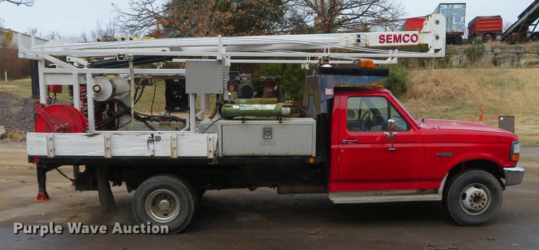 image for item DE5042 1993 Ford F450 Super Duty XL well hoist truck