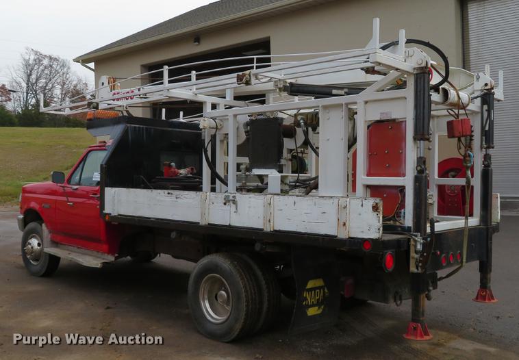 image for item DE5042 1993 Ford F450 Super Duty XL well hoist truck
