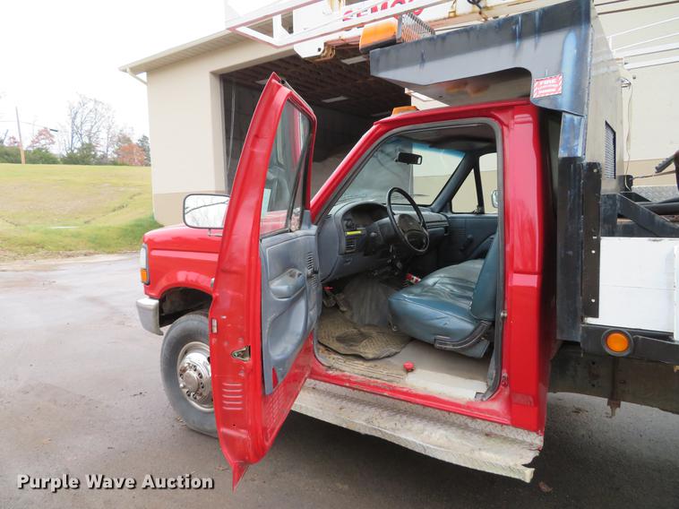 image for item DE5042 1993 Ford F450 Super Duty XL well hoist truck
