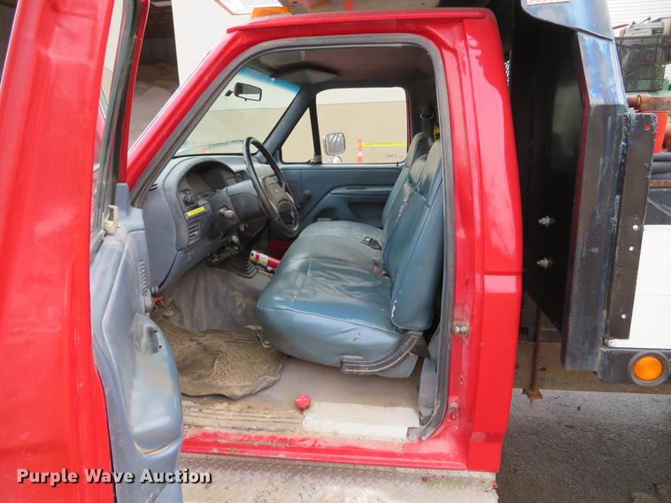 image for item DE5042 1993 Ford F450 Super Duty XL well hoist truck