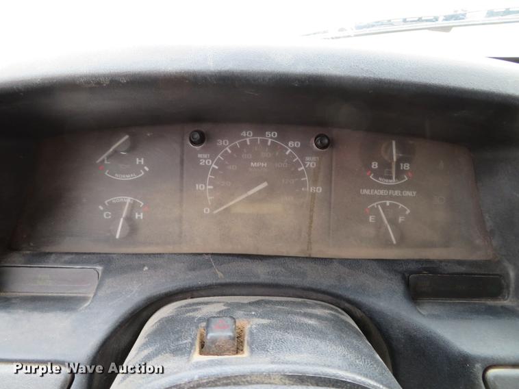 image for item DE5042 1993 Ford F450 Super Duty XL well hoist truck