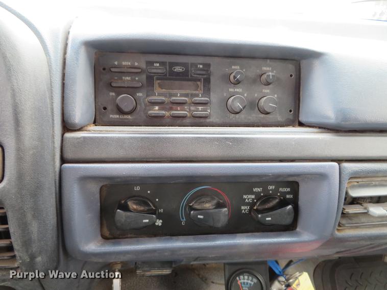 image for item DE5042 1993 Ford F450 Super Duty XL well hoist truck