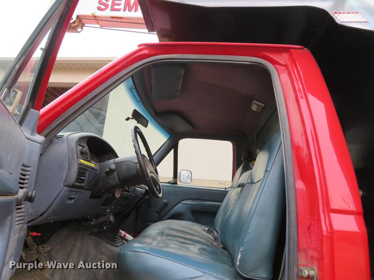 image for item DE5042 1993 Ford F450 Super Duty XL well hoist truck