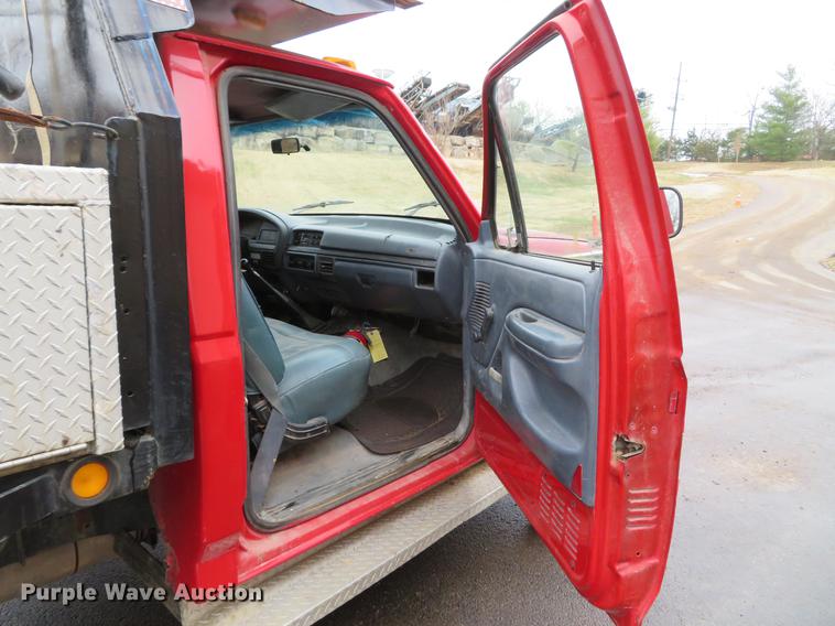 image for item DE5042 1993 Ford F450 Super Duty XL well hoist truck