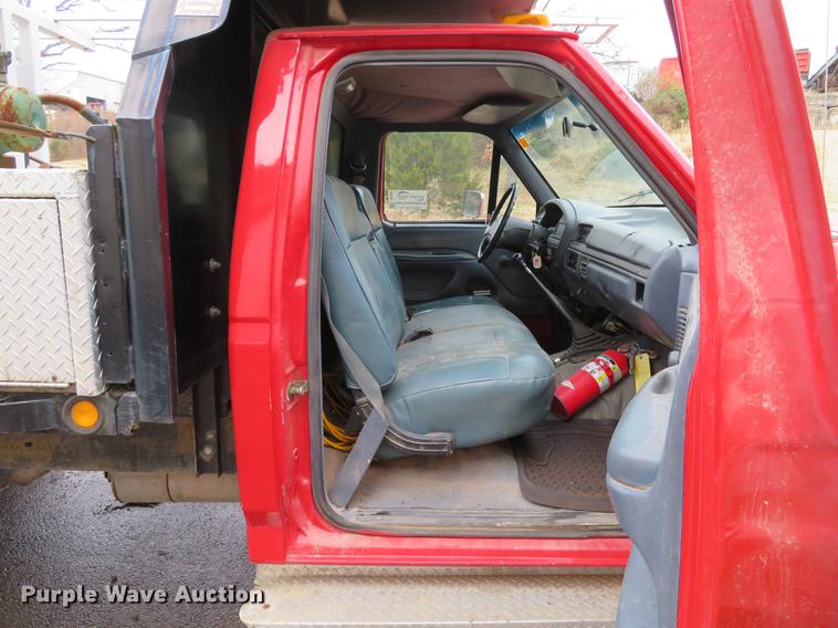 image for item DE5042 1993 Ford F450 Super Duty XL well hoist truck