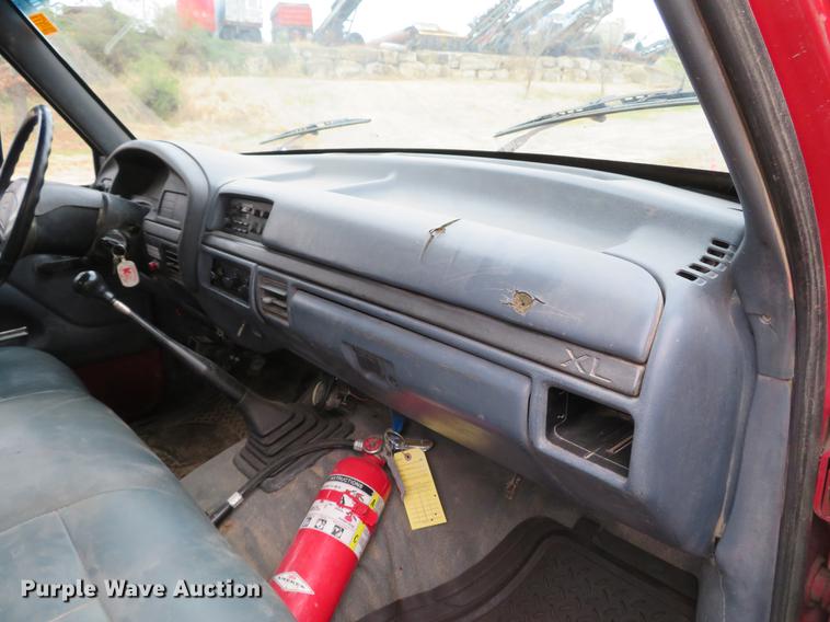 image for item DE5042 1993 Ford F450 Super Duty XL well hoist truck