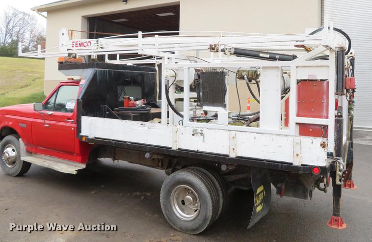 image for item DE5042 1993 Ford F450 Super Duty XL well hoist truck