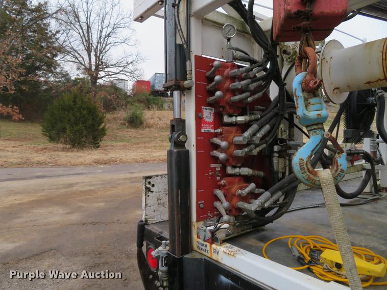 image for item DE5042 1993 Ford F450 Super Duty XL well hoist truck