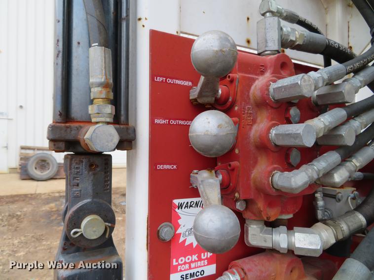 image for item DE5042 1993 Ford F450 Super Duty XL well hoist truck