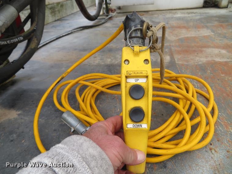 image for item DE5042 1993 Ford F450 Super Duty XL well hoist truck