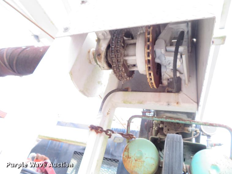 image for item DE5042 1993 Ford F450 Super Duty XL well hoist truck