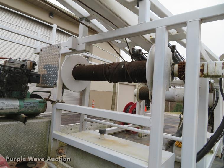 image for item DE5042 1993 Ford F450 Super Duty XL well hoist truck