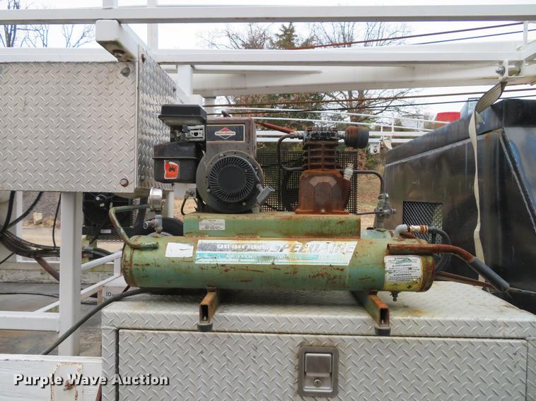 image for item DE5042 1993 Ford F450 Super Duty XL well hoist truck