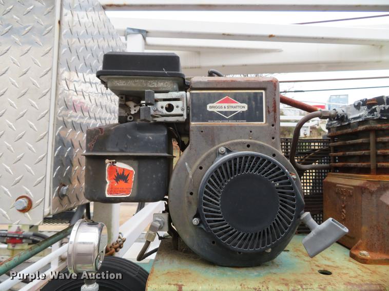 image for item DE5042 1993 Ford F450 Super Duty XL well hoist truck