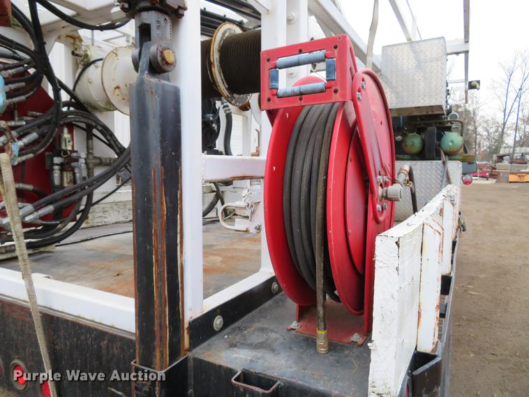 image for item DE5042 1993 Ford F450 Super Duty XL well hoist truck