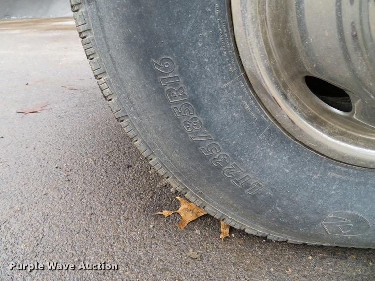 image for item DE5042 1993 Ford F450 Super Duty XL well hoist truck