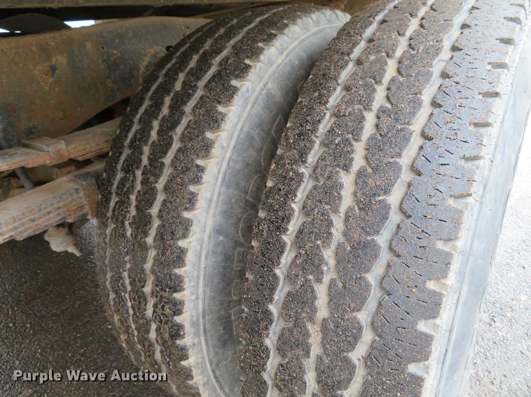 image for item DE5042 1993 Ford F450 Super Duty XL well hoist truck