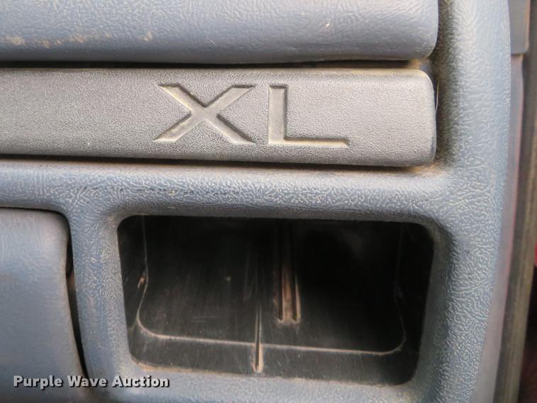 image for item DE5042 1993 Ford F450 Super Duty XL well hoist truck