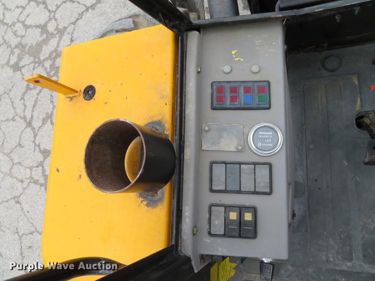 image for item DE5049 2001 JCB 930 forklift