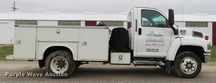 image for item DE5052 2005 GMC C5500 service truck
