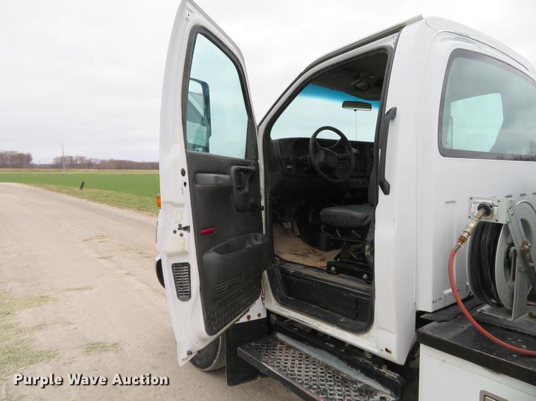 image for item DE5052 2005 GMC C5500 service truck