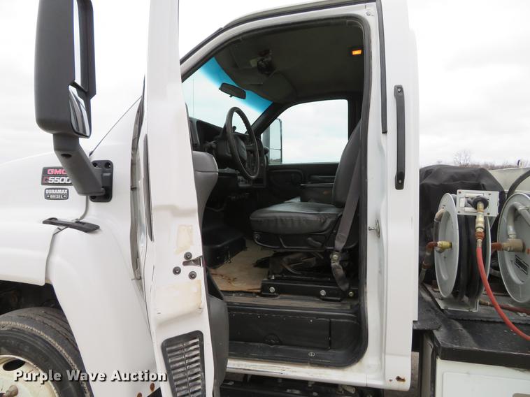 image for item DE5052 2005 GMC C5500 service truck