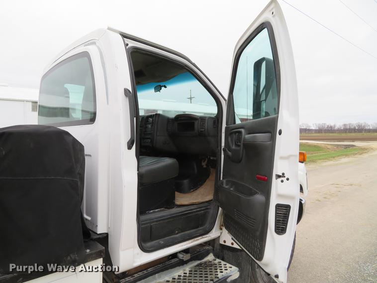 image for item DE5052 2005 GMC C5500 service truck