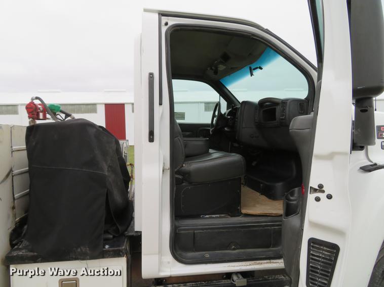 image for item DE5052 2005 GMC C5500 service truck