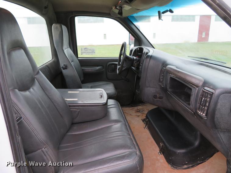 image for item DE5052 2005 GMC C5500 service truck