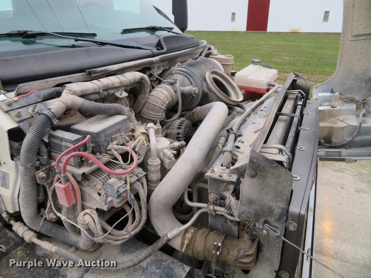 image for item DE5052 2005 GMC C5500 service truck