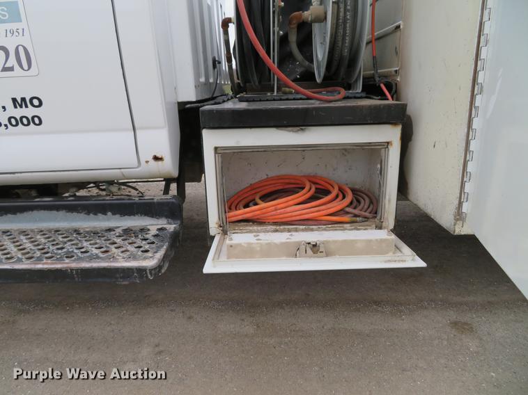 image for item DE5052 2005 GMC C5500 service truck