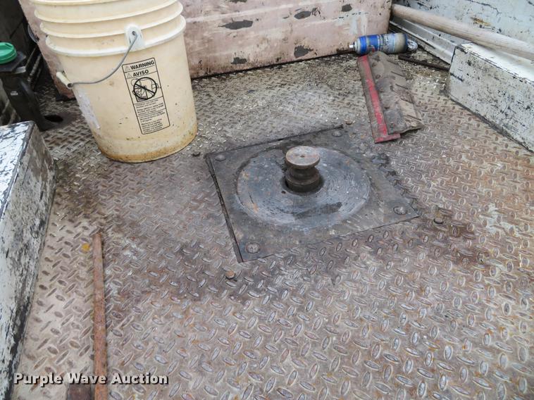 image for item DE5052 2005 GMC C5500 service truck