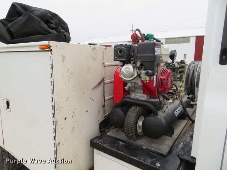 image for item DE5052 2005 GMC C5500 service truck