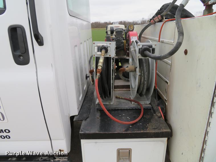 image for item DE5052 2005 GMC C5500 service truck