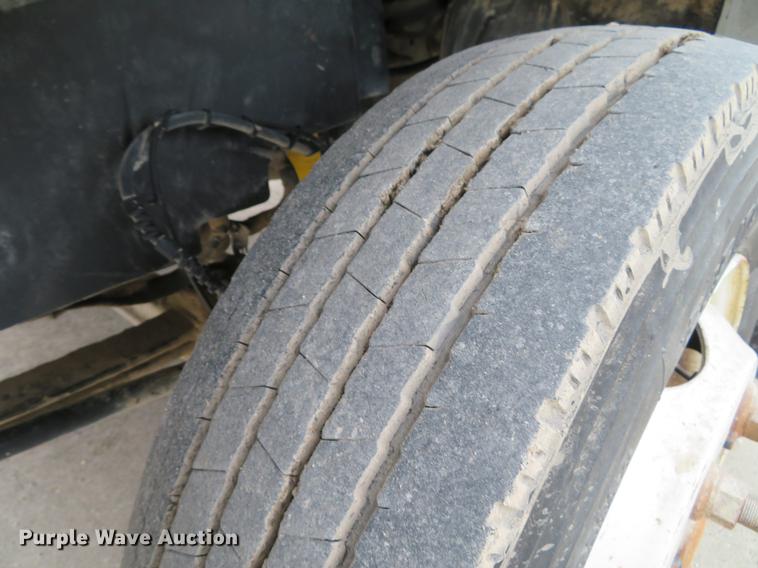 image for item DE5052 2005 GMC C5500 service truck