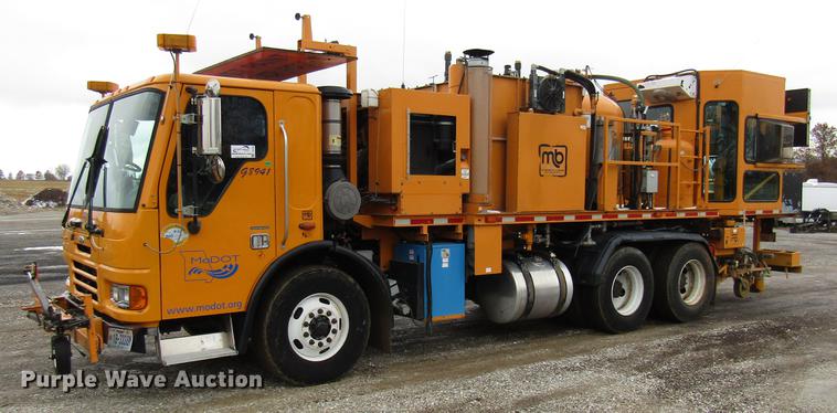 image for item DE5944 2004 Sterling Condor road striper truck