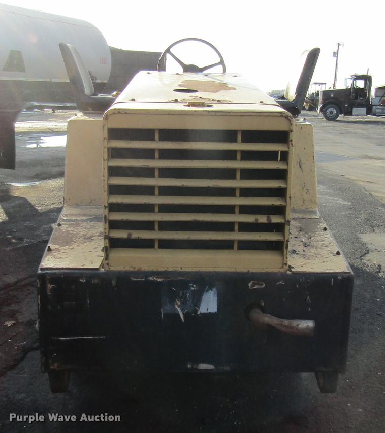 image for item DE5946 Hyster C530A pneumatic roller