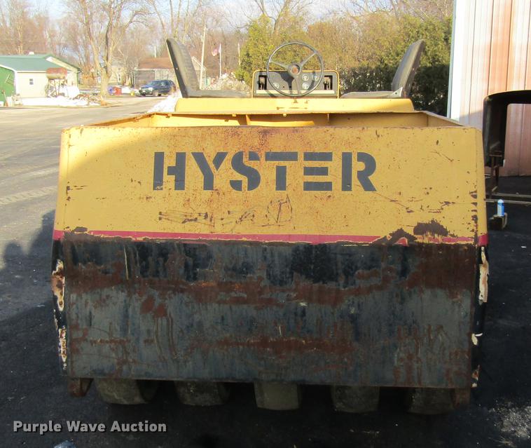 image for item DE5946 Hyster C530A pneumatic roller