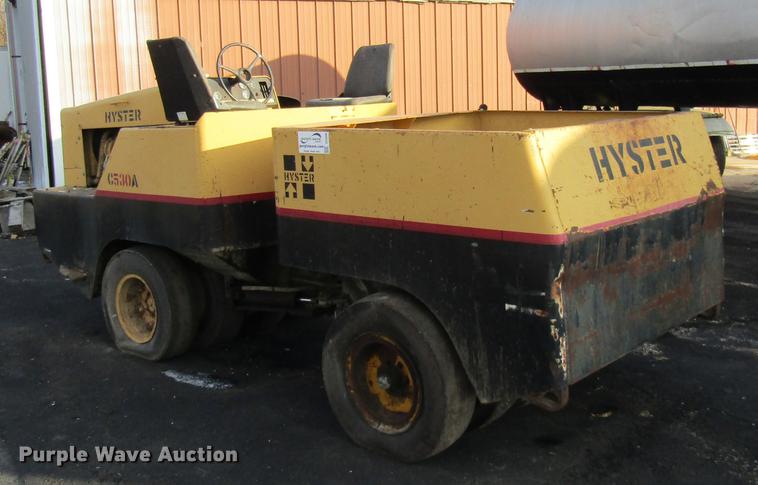 image for item DE5946 Hyster C530A pneumatic roller