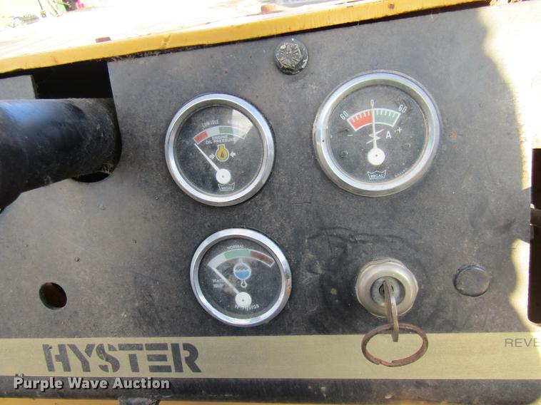 image for item DE5946 Hyster C530A pneumatic roller